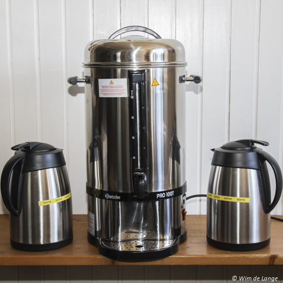 Koffiezetter (percolator) en heet water ketel